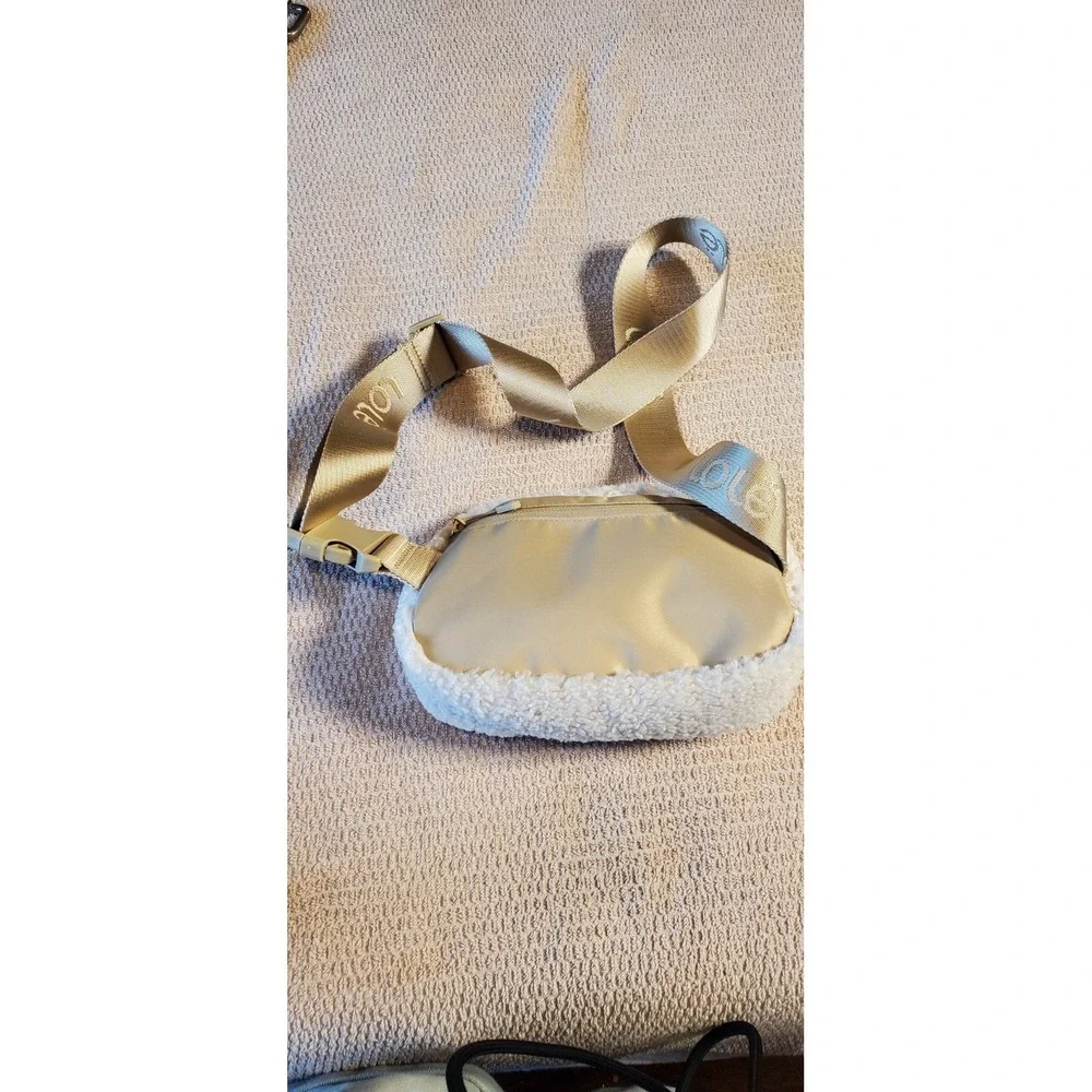Lole Sherpa Fleece Belt Bag Cream Beige Adjustable Strap‎ Fanny Pack Crossbody